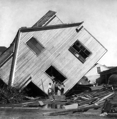 Tilted_house,_Galveston_hurricane,_1900